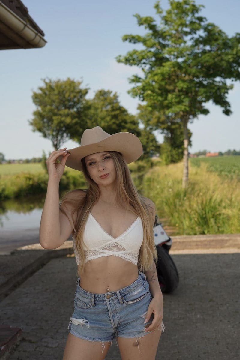 Creatorin mit Cowboyhut auf dem Land