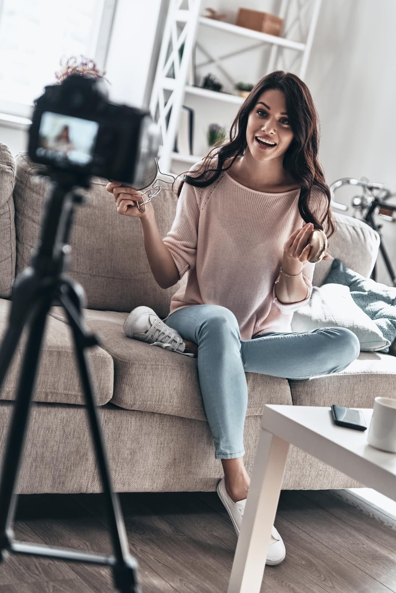 Creatorin spricht vor der Kamera auf dem Sofa